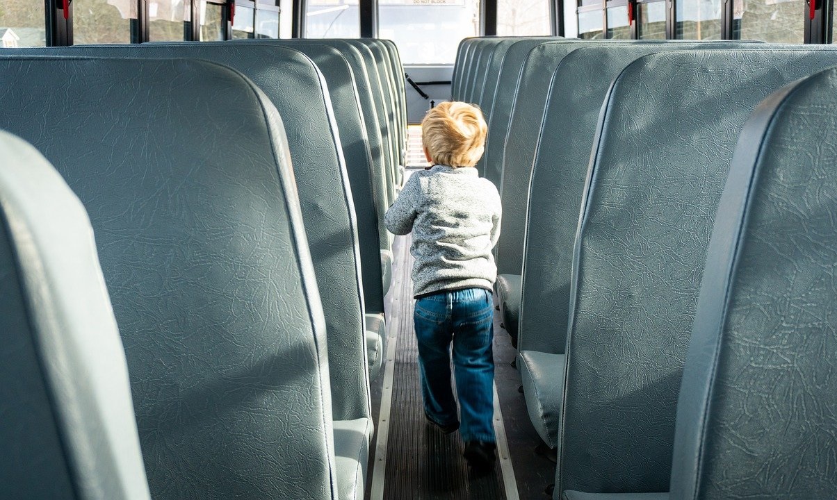Детей до 16 лет нельзя высаживать из общественного транспорта