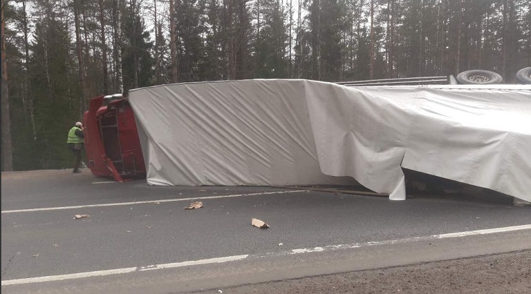ДТП на трассе Скандинавия ограничило движение грузовиков