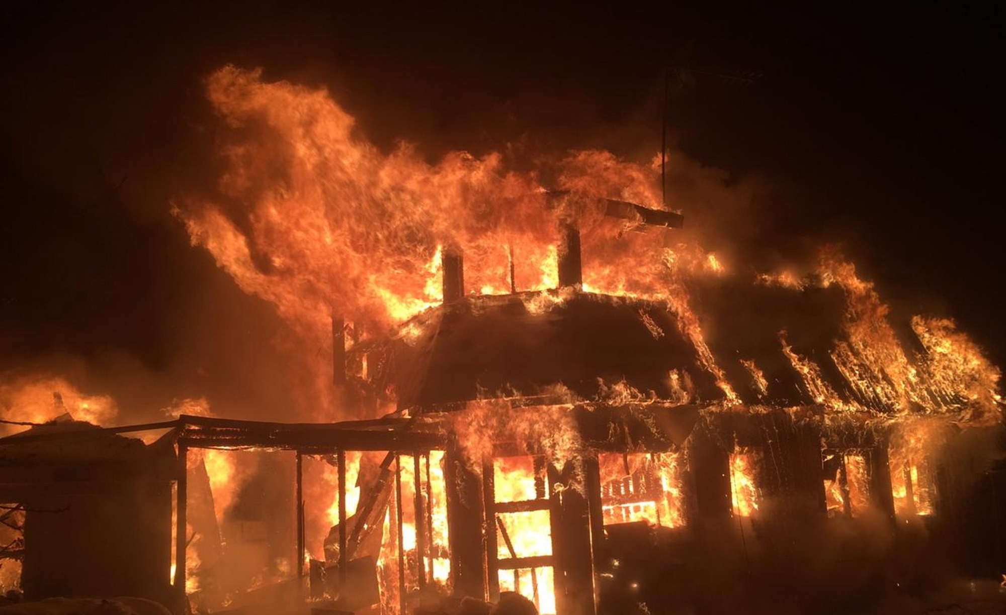 В Ломоносовском районе более двух часов не могли потушить горящий дом