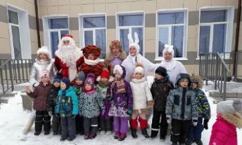 Сказочные герои поздравили детей Коммунара с Новым годом!