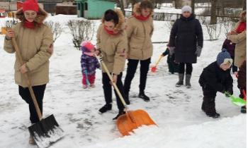 В Сланцевском районе проходит акция по уборке снега